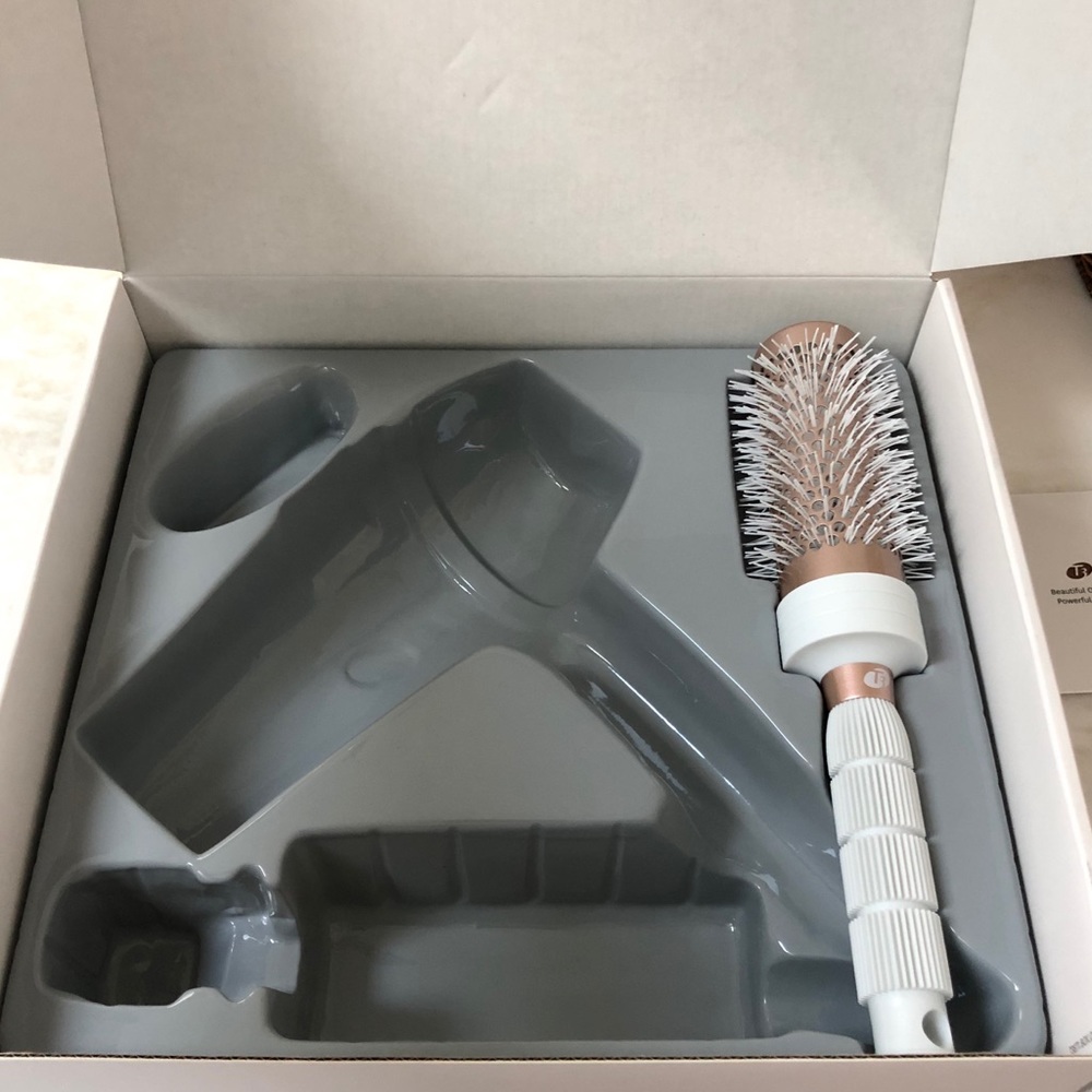 T3 Volume 2.5 Round hair brush vented new in box
